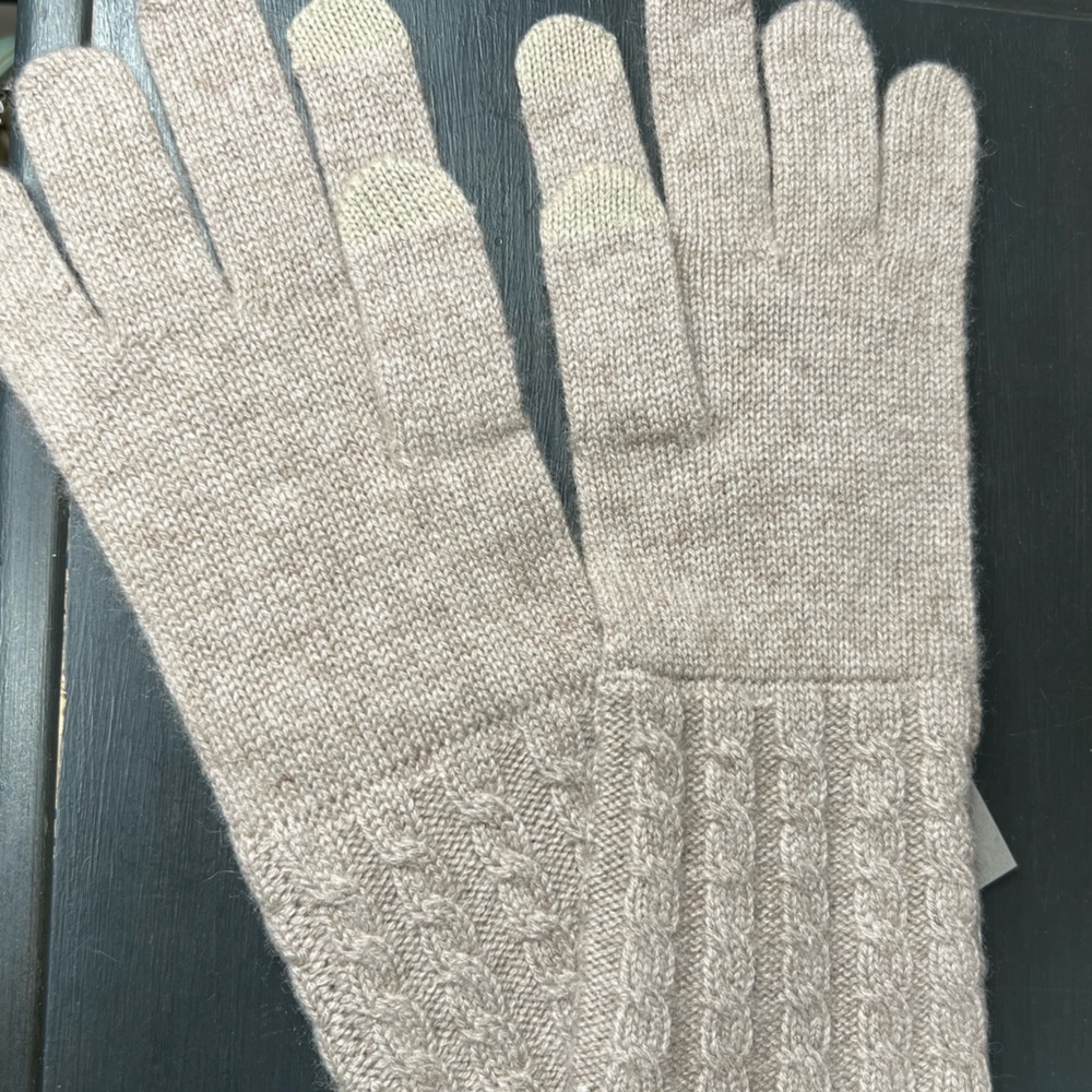 Amicale Cashmere Cable Knit Gloves, Beige NWT - Picture 4 of 6